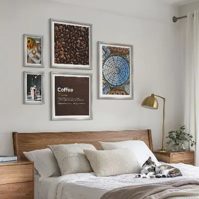 Set van moderne schilderijen met koffiesnoepjes in rustieke stijl
