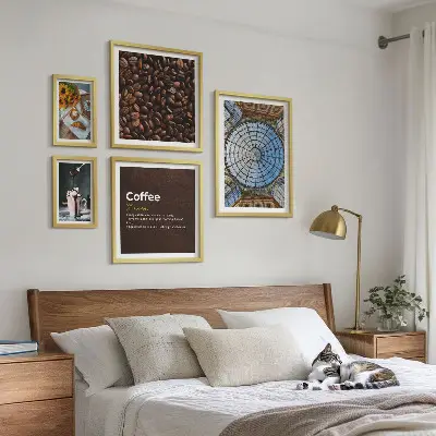 Set van moderne schilderijen met koffiesnoepjes in rustieke stijl