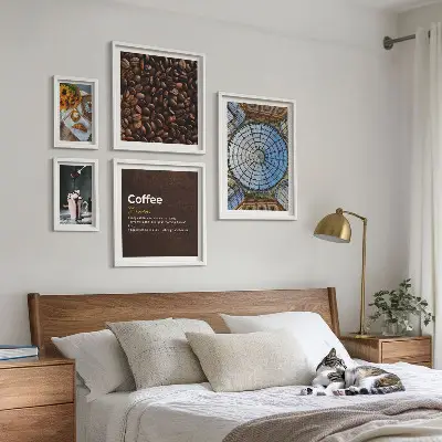 Set van moderne schilderijen met koffiesnoepjes in rustieke stijl