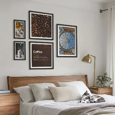 Set van moderne schilderijen met koffiesnoepjes in rustieke stijl