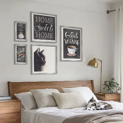 Wanddecoratie compositie met positieve koffie- en kattenspreuken