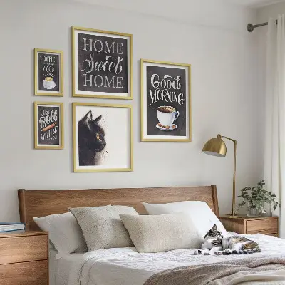 Wanddecoratie compositie met positieve koffie- en kattenspreuken