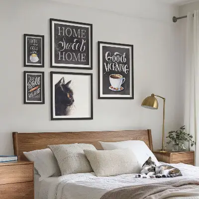 Wanddecoratie compositie met positieve koffie- en kattenspreuken