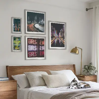 Wanddecoratie compositie moderne stad 's nachts met neonverlichting