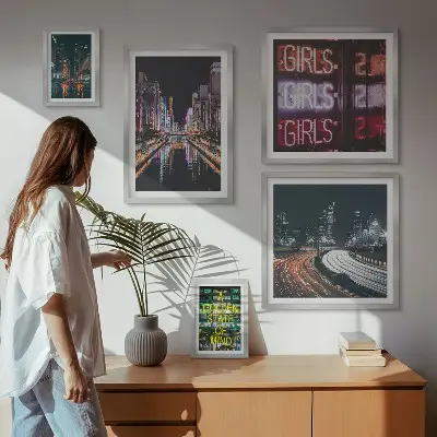 Wanddecoratie compositie moderne stad 's nachts met neonverlichting