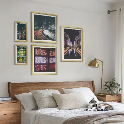 Wanddecoratie compositie moderne stad 's nachts met neonverlichting