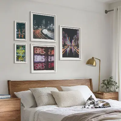 Wanddecoratie compositie moderne stad 's nachts met neonverlichting