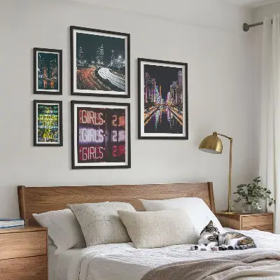 Wanddecoratie compositie moderne stad 's nachts met neonverlichting