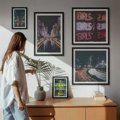 Wanddecoratie compositie moderne stad 's nachts met neonverlichting