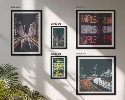 Wanddecoratie compositie moderne stad 's nachts met neonverlichting