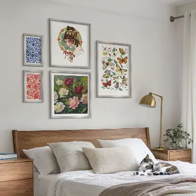 Set van moderne schilderijen met decoratieve bloemen, vlinders en vintage elementen