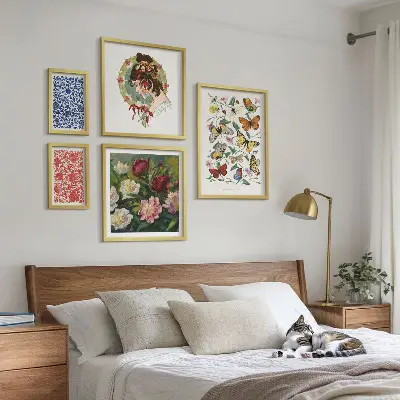 Set van moderne schilderijen met decoratieve bloemen, vlinders en vintage elementen