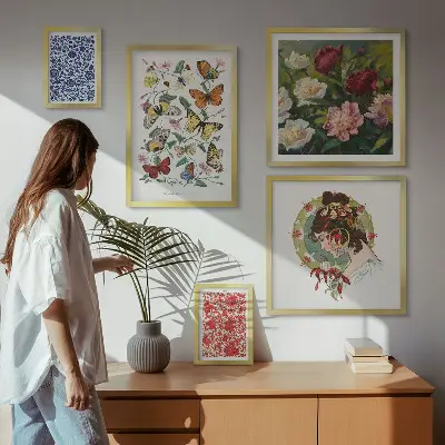 Set van moderne schilderijen met decoratieve bloemen, vlinders en vintage elementen