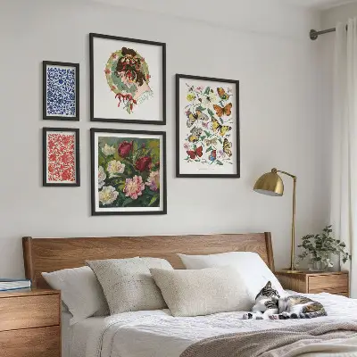 Set van moderne schilderijen met decoratieve bloemen, vlinders en vintage elementen