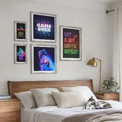 Gallery wall met neon thema voor computerspellen