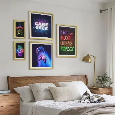 Gallery wall met neon thema voor computerspellen