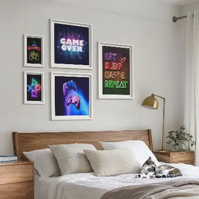 Gallery wall met neon thema voor computerspellen