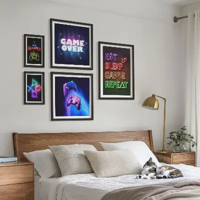 Gallery wall met neon thema voor computerspellen