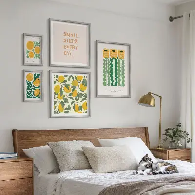 Set van moderne schilderijen met bloemen, citrusvruchten en positieve slogans