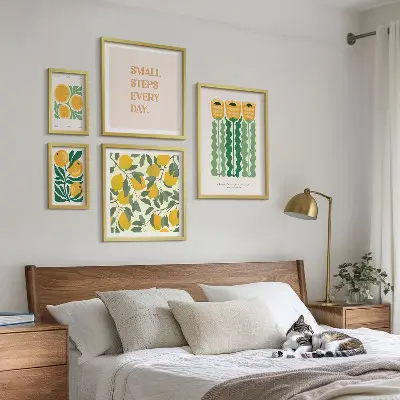 Set van moderne schilderijen met bloemen, citrusvruchten en positieve slogans