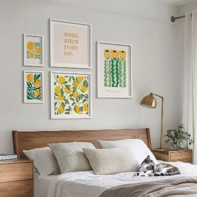 Set van moderne schilderijen met bloemen, citrusvruchten en positieve slogans