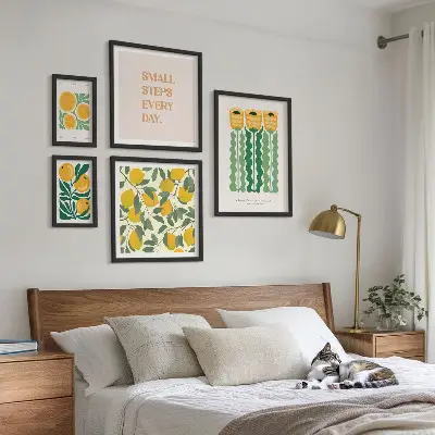 Set van moderne schilderijen met bloemen, citrusvruchten en positieve slogans