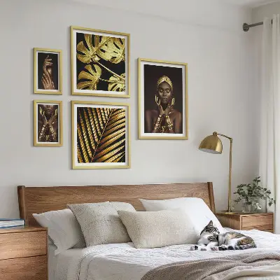 Gallery wall met glamourportretten van vrouwen in de natuur