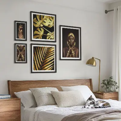 Gallery wall met glamourportretten van vrouwen in de natuur