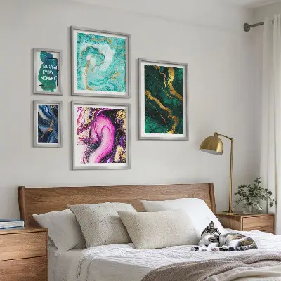 Set van moderne schilderijen met abstracte patronen in groen en paars