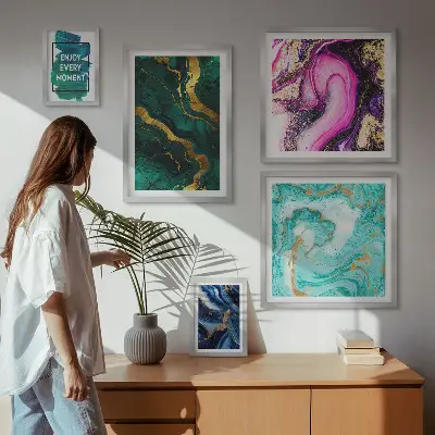 Set van moderne schilderijen met abstracte patronen in groen en paars