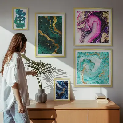 Set van moderne schilderijen met abstracte patronen in groen en paars