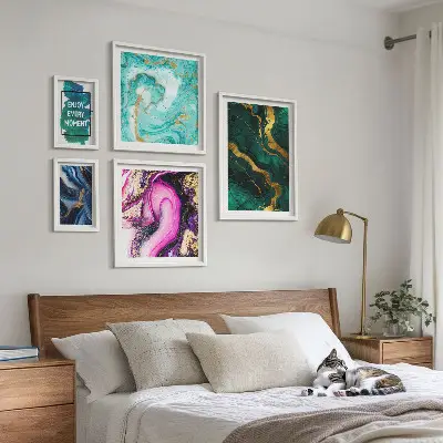 Set van moderne schilderijen met abstracte patronen in groen en paars