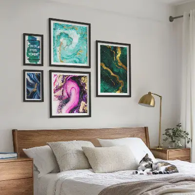 Set van moderne schilderijen met abstracte patronen in groen en paars