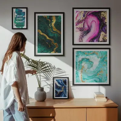 Set van moderne schilderijen met abstracte patronen in groen en paars