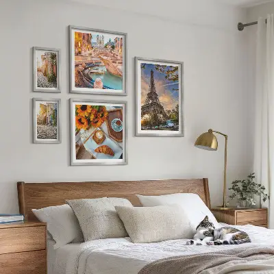 Moderne schilderijenset met sfeervolle beelden van een café