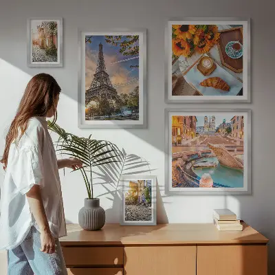 Moderne schilderijenset met sfeervolle beelden van een café