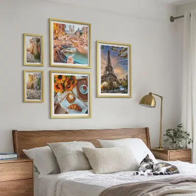 Moderne schilderijenset met sfeervolle beelden van een café