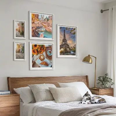 Moderne schilderijenset met sfeervolle beelden van een café