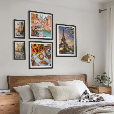 Moderne schilderijenset met sfeervolle beelden van een café