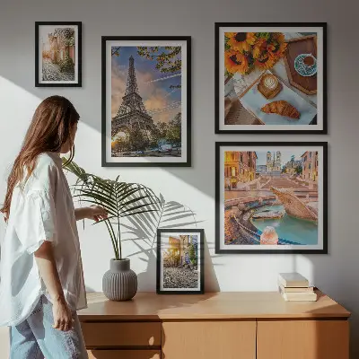 Moderne schilderijenset met sfeervolle beelden van een café