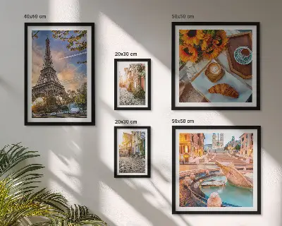 Moderne schilderijenset met sfeervolle beelden van een café