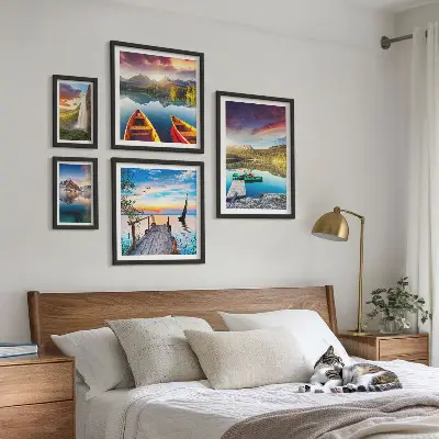 Galerijwand met landschappen, watervallen en meren