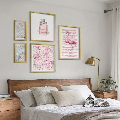 Gallery wall Stijlvolle roze accenten met flamingobloemen