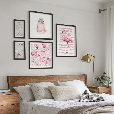 Gallery wall Stijlvolle roze accenten met flamingobloemen