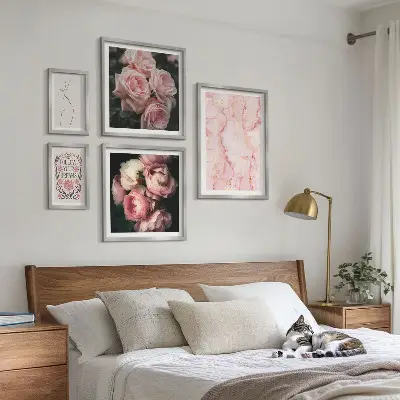 Moderne schilderijen set met roze bloemen in boho-stijl