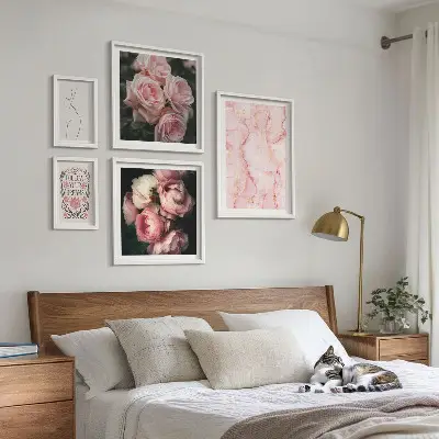 Moderne schilderijen set met roze bloemen in boho-stijl