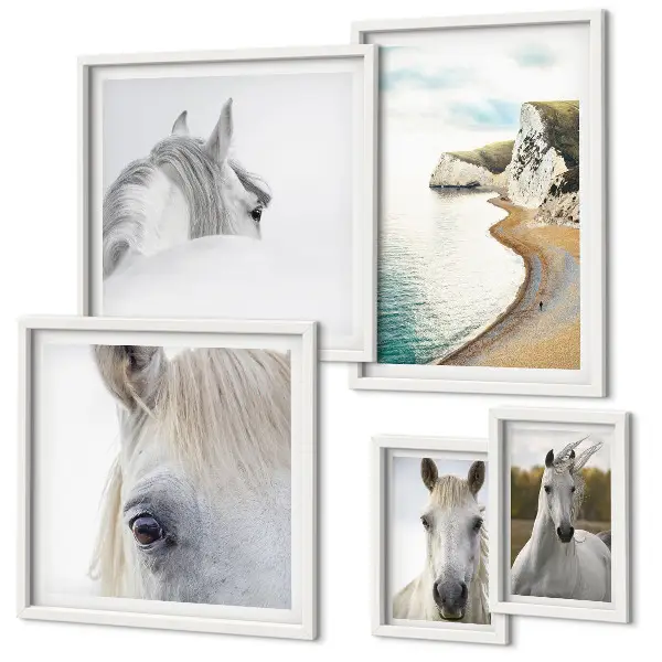Gallery wall met paarden, strand en natuur in een minimalistische stijl