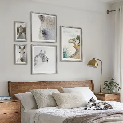 Gallery wall met paarden, strand en natuur in een minimalistische stijl