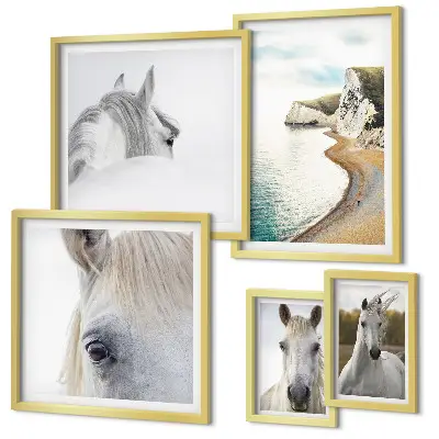 Gallery wall met paarden, strand en natuur in een minimalistische stijl