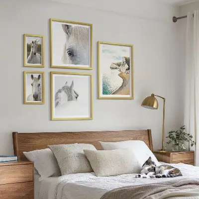Gallery wall met paarden, strand en natuur in een minimalistische stijl